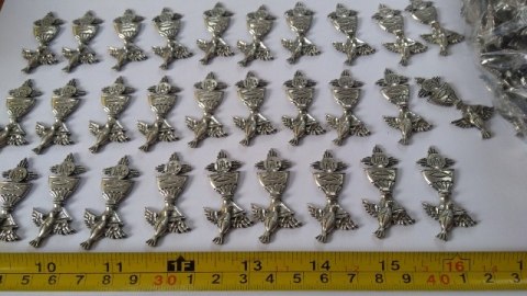 Plakietka metalowa oksydowana 4,2X2cm KIELICH KOMUNIA ŚWIĘTA 25szt Plakietka metalowa oksydowana 4,2X2cm KIELICH KOMUNIA ŚWIĘTA 25szt