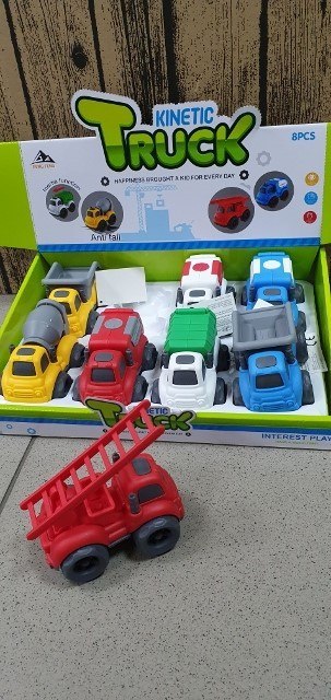 Auto z napędem 11cm CIĘŻARÓWKA MIX 8szt Auto z napędem 11cm CIĘŻARÓWKA MIX 8szt