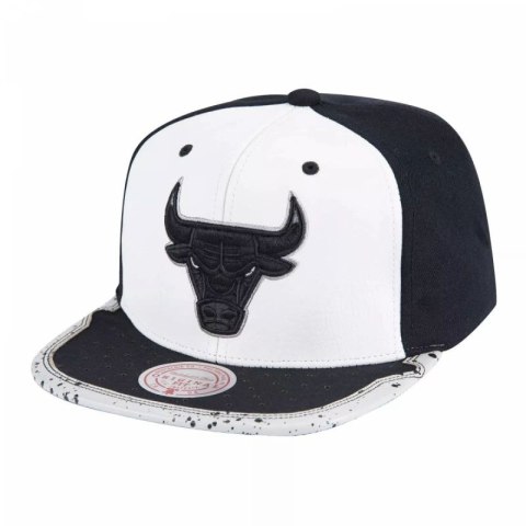 Czapka z daszkiem Mitchell & Ness Chicago Bulls NBA Day One Snapback Bulls 6HSSMM19226-CBUWHBK Czapka z daszkiem Mitchell & Ness Chicago Bulls NBA Day One Snapback Bulls 6HSSMM19226-CBUWHBK