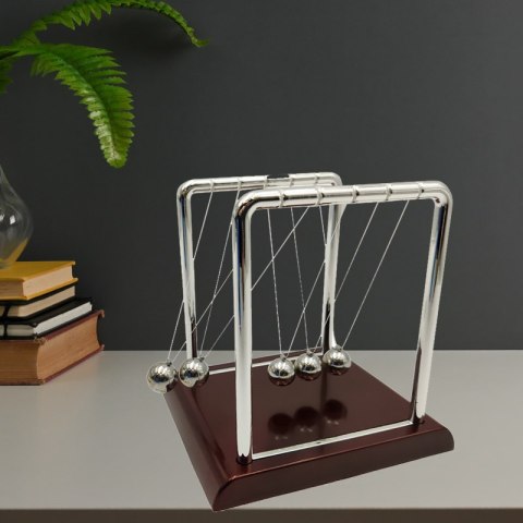 Wahadło newtona 14 x 14 x 12cm Wahadło newtona 14 x 14 x 12cm