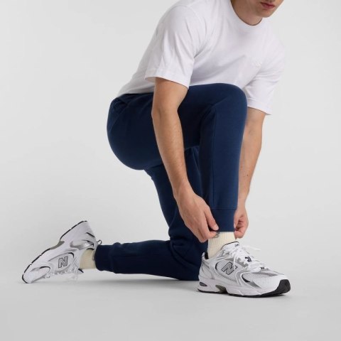 Spodnie New Balance Sport Graphic Fleece Jogger M MP51940NNY Spodnie New Balance Sport Graphic Fleece Jogger M MP51940NNY