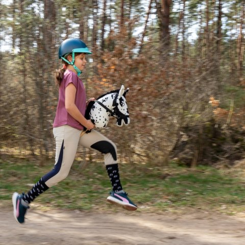 Hobby Horse Skippi - Karo - srokaty - duży koń na kiju - A3 - z kantarem Hobby Horse Skippi - Karo - srokaty - duży koń na kiju - A3 - z kantarem
