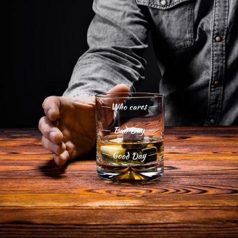 Etui na whisky ze szklankami Who cares męża niego Etui na whisky ze szklankami Who cares męża niego