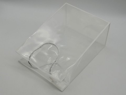 Bukiet róż w ozdobnej torebce 30 x 15x20cm Bukiet róż w ozdobnej torebce 30 x 15x20cm