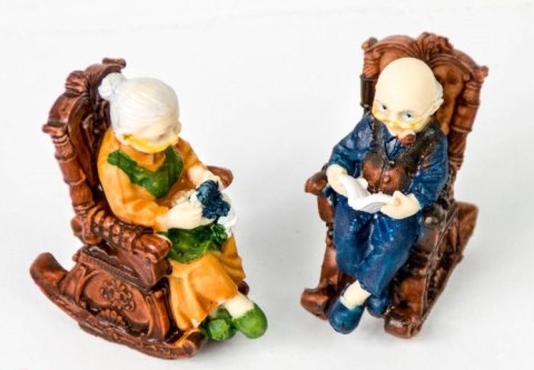 Figurka babcia, dziadek na fotelu 7 cm 4 szt. 2076 Figurka babcia, dziadek na fotelu 7 cm 4 szt. 2076